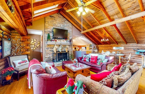 Gainesville House | Lake Lanier Log House with Water Views & Screened Porch