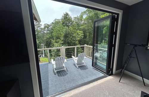 Gainesville House | Lake Lanier's Most Relaxing Experience, convenience to Marina, Shopping & Dining