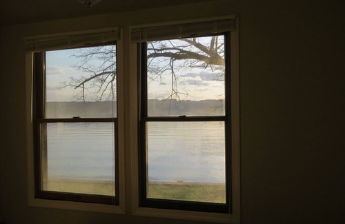 Valois Cottage | Lake level quiet retreat