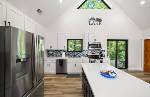 Speedwell House | Lake Loop Retreat w/Movie Theater & Private Dock