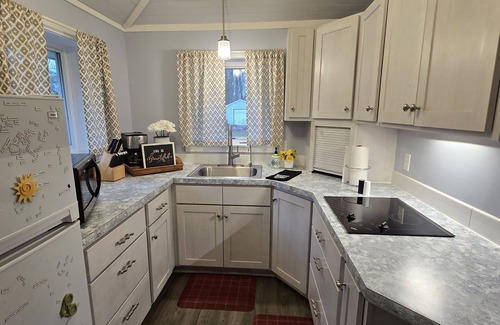 Montague Cottage | Lake Michigan Shoreline Rejuvenateing 2 bedroom Cottage. AC, WIFI, Pet Friendly