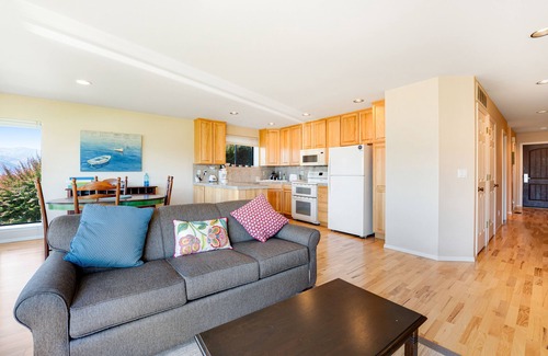Chelan Condo | Lake & Mountain View Condo w/Deck, AC & Shared Pools/Docks/Hot Tub/Tennis