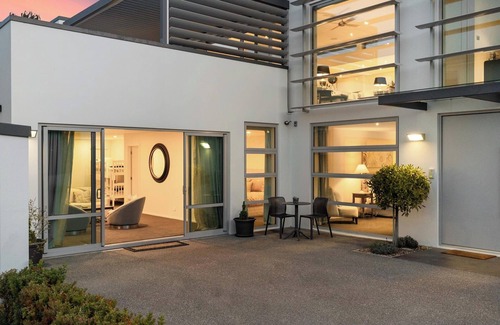 Wanaka House | Lake & Mountain views, close to ski fields. Executive living - 3 bed/3 bath, spa