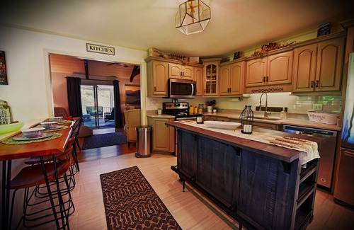 Blairsville Cottage | LAKE NOTTELY - LAKEFRONT 4 Bedrooms - 3 Baths - Hot Tub - Private Dock