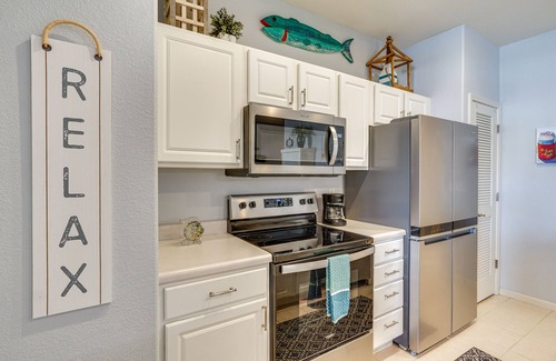 Lake Ozark Condo | Lake Ozark Condo w/Water Views & Pool Access!