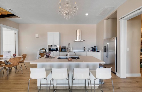Big Water Villa | Lake Powell Sunrise Villa by Antelope Canyon with Firepit and Scenic Views