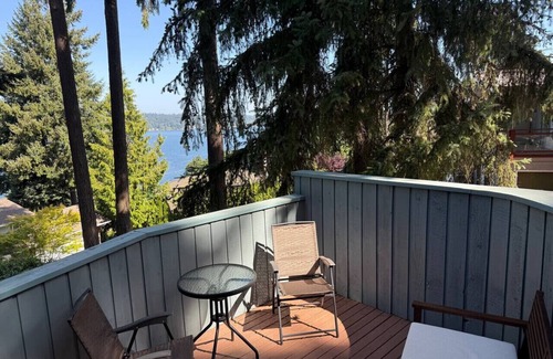 Sammamish Apartment | Lake Sammamish 2BR w/Views