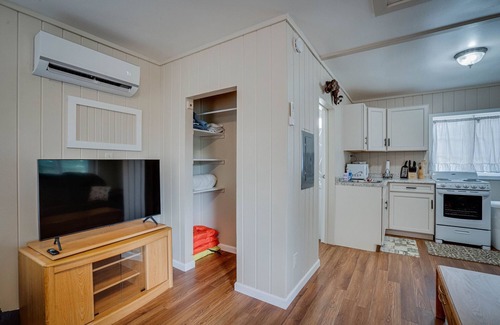 Lake Ozark Cabin | Lake Shore Fishing Cabins, 4 units together, boat slips/dock/ramp/fire pit, patio decks