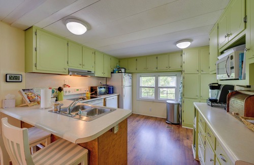 Eatonton Cottage | Lake Sinclair 'Crooked Creek Cottage' w/Fire Pit!