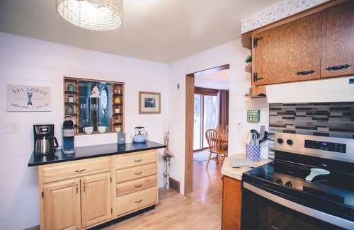 Cumberland House | Lake Street Retreat: Charming Getaway with Stunning Lake View Sunsets