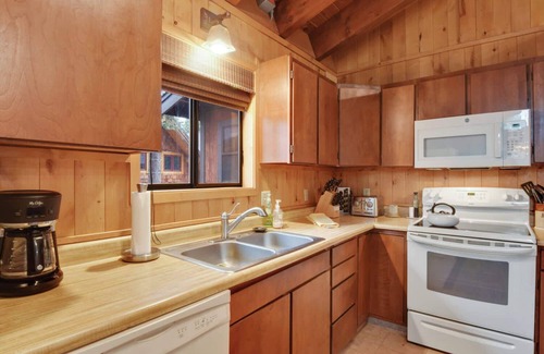 Tahoma House | Lake Tahoe Treasure! Minutes from Beach & Skiing