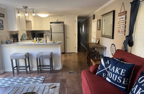 Prosperity House | Lake Time - Dock, Boat Ramp, Wi-Fi, Screened Porch, Kayaks, Dogs, Foosball