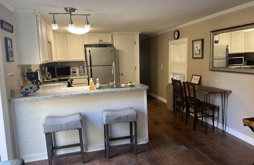 Prosperity House | Lake Time - Dock, Boat Ramp, Wi-Fi, Screened Porch, Kayaks, Dogs, Foosball