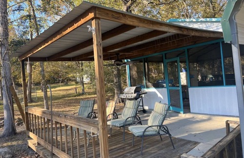 Prosperity House | Lake Time - Dock, Boat Ramp, Wi-Fi, Screened Porch, Kayaks, Dogs, Foosball
