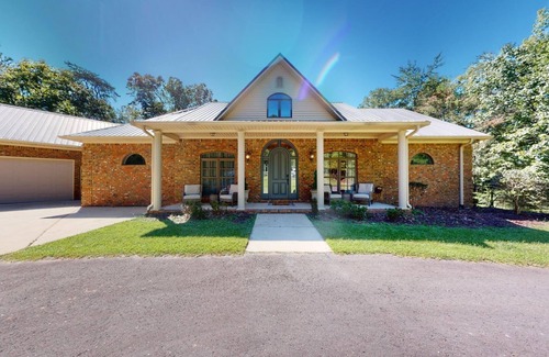 Samantha House | Lake Tuscaloosa game day ready & Family fun in Northport!