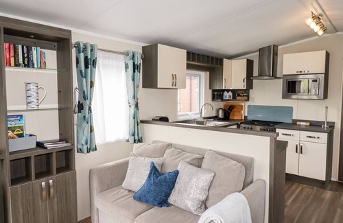 Par Cottage | LAKE VIEW 10, pet friendly, country holiday cottage, with pool in Par