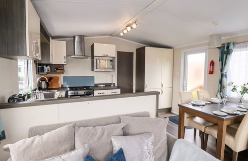 Par Cottage | LAKE VIEW 10, pet friendly, country holiday cottage, with pool in Par