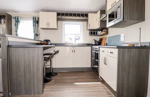 Par Cottage | LAKE VIEW 10, pet friendly, country holiday cottage, with pool in Par