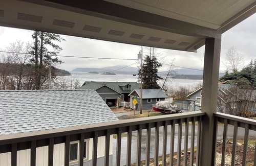 East Hope House | Lake view 3-bedroom house in lovely Hope with WiFi, AC. Enjoy your stay
