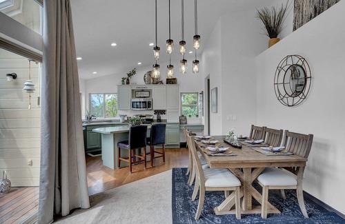 Palmer Lake House | Lake View 5-Bedroom House with a Mountain Backdrop