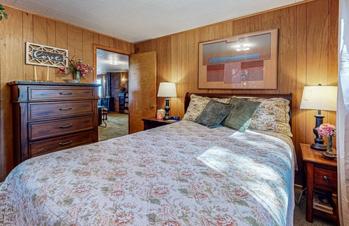 Cascade Cabin | Lake-view dog-friendly home in great location with large deck, fireplace & grill