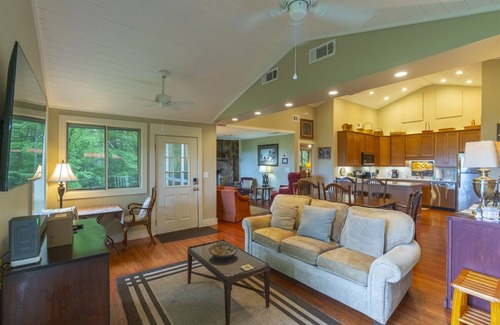 Clarkesville House | Lake View Escape– Mountain Cottage with Lake Burton Views