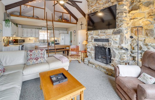 Eufaula Cabin | Lake-View Eufaula Getaway w/ Deck, Fire Pits!