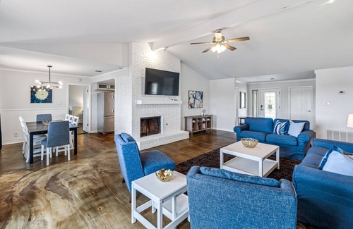 Balcones Woods House | Lake View in North Austin