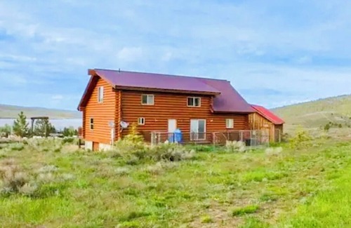 Mammoth Creek Cabin | Lake view log cabin , near lake, general store Pet friendly