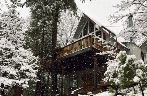 Cedar Glen Cabin | Lake View Romantic & Relaxing Cabin Getaway