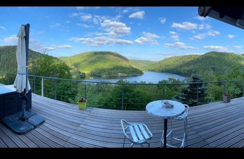 Miremont House | Lake view room with jacuzzi