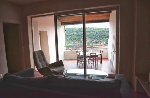 Bauduen Apartment | Lake view with sheltered terrace