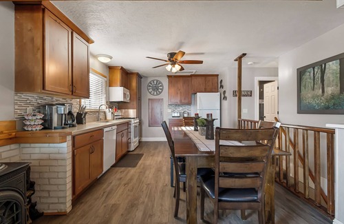 Peninsula Village Cabin | Lake Views at Lake Almanor 11: Lakeside Resort