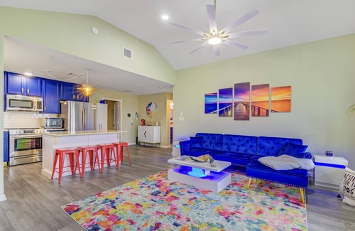 Kemah House | Lake views at the Lakeside Lounge in Kemah