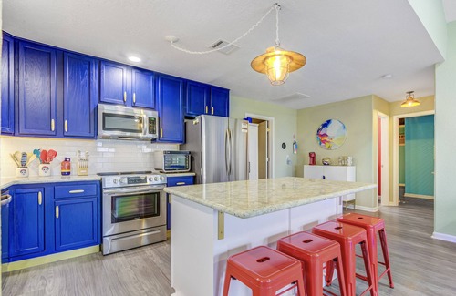 Kemah House | Lake views at the Lakeside Lounge in Kemah