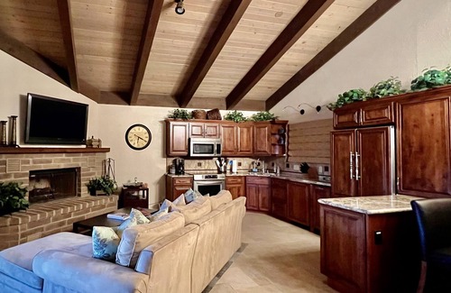 Oak Shores House | Lake Views, WiFi, Dish TV, Large Driveway for Watercraft and Private Slip!