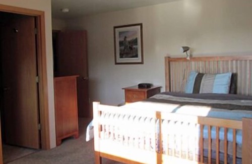 Kodiak Apartment | Lake Views With Genuine Rugged Alaska Ambiance!