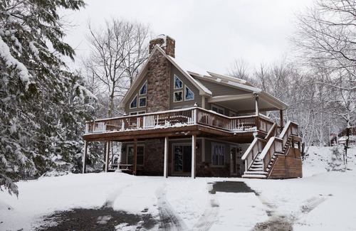 Lake Harmony Estates Ski Chalet | Lake Walk Lodge : Sonos, Sauna, Shuffle Board, Hot Tub, Game Rm, EV charge, 6+ B