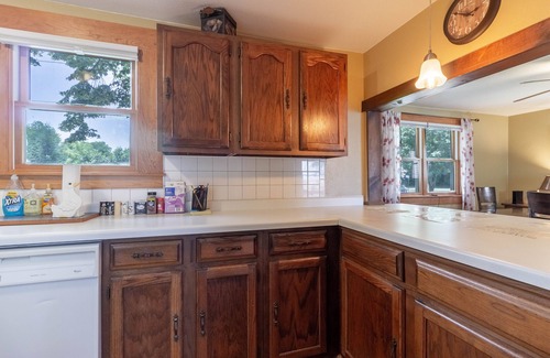 Black Wolf House | Lake Winnebago Water Front! Fishing! Boating! Quiet Bay! EAA!