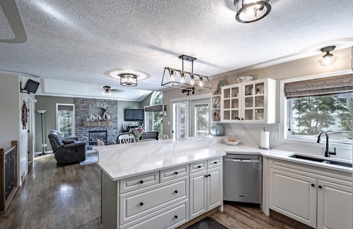 Sylvan Lake Cottage | Lakefront Luxury & Stunning Sunsets! (May 15 - June 15 SPRING SALE ON NOW)