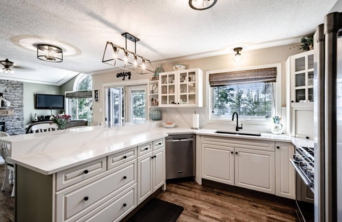Sylvan Lake Cottage | Lakefront Luxury & Stunning Sunsets! (May 15 - June 15 SPRING SALE ON NOW)