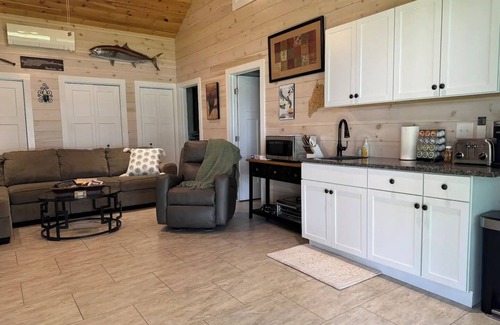 Oakland House | Lakefront 3 bedroom pet friendly on Messalonskee. Relax, rejuvenate, and restore