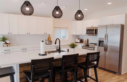 Spirit Lake House | Lakefront 4BR 4 BA Luxurious Bungalow