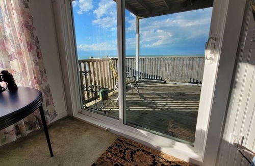 Geneva Apartment | Lakefront Apt 2nd floor near Wineries and Geneva on the Lake