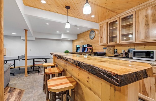 Friendship Ski Chalet | Lakefront-Bar-Arcade-30 min to WI Dells-Water Toys