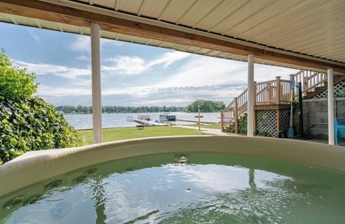 Twin Lake House | Lakefront +Beach | Pontoon Rtl | Hot Tub + Kayaks