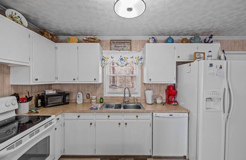 Southmont House | Lakefront/Boat Dock, 3/2, Furnished, Castaway Cottage, covered back deck views