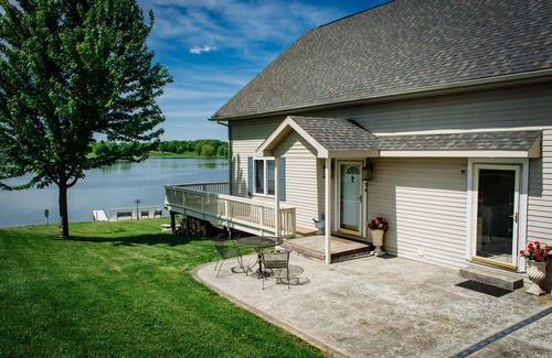 Frontier House | LAKEFRONT! BOOK NOW for a beautiful getaway! Up to 12 Guests - Pets