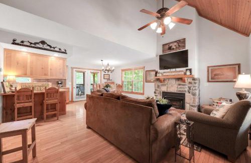 Reeds Spring House | Lakefront Branson Cabin 6 Mi to Branson Strip!