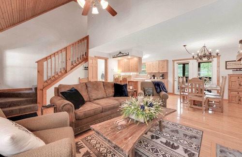 Reeds Spring Cabin | Lakefront Branson Cabin: 6 Mi to Branson Strip!